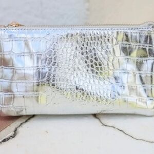NEW WITH TAGS Caroline Hill Liz Crossbody Wristlet Purse Platinum Silver